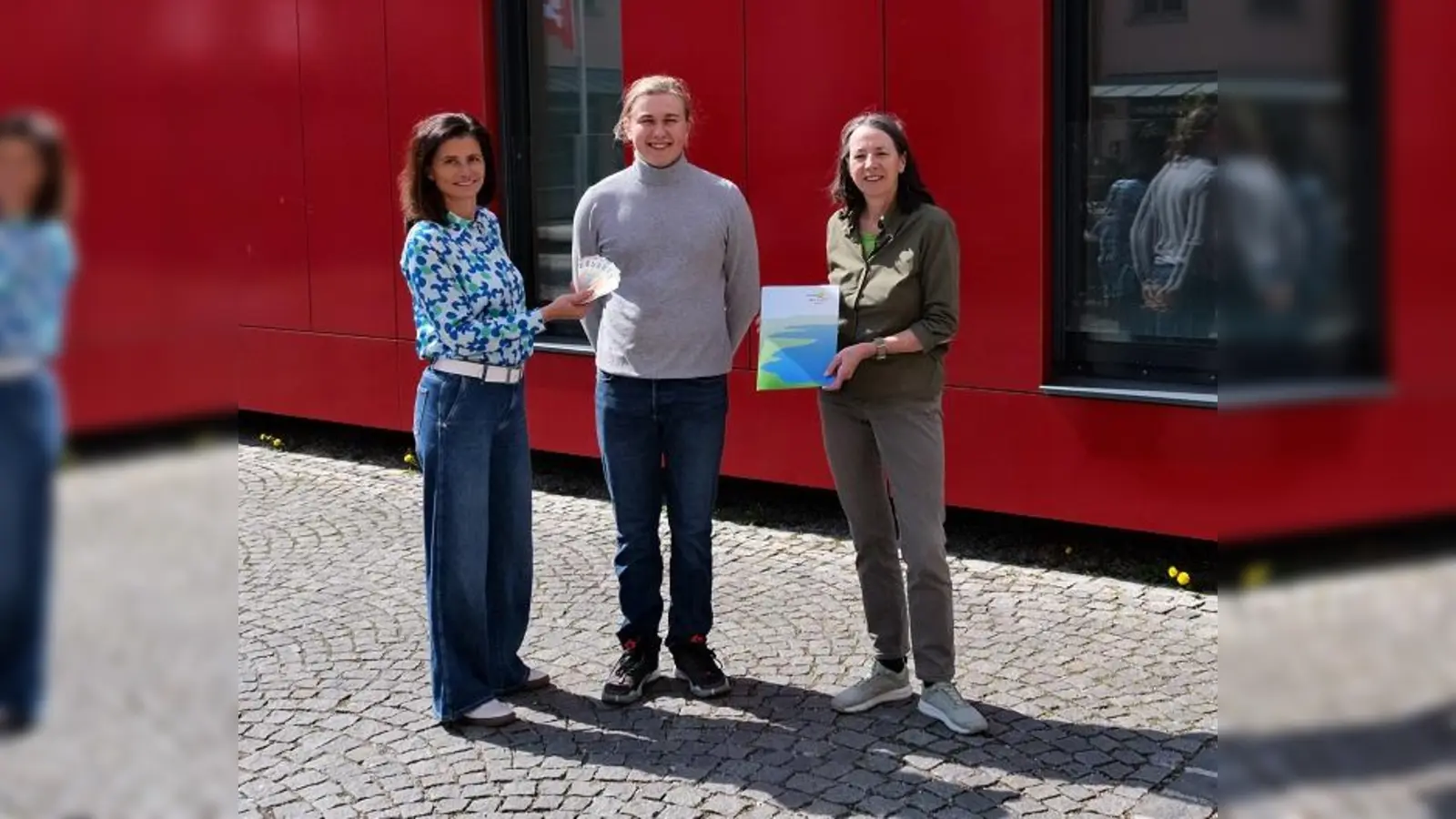 Daniela Treffler (l.) und Martha Ullmann (r.) überreichen Kilian Breunig die Unterlagen (Foto: Sparkasse Dachau)