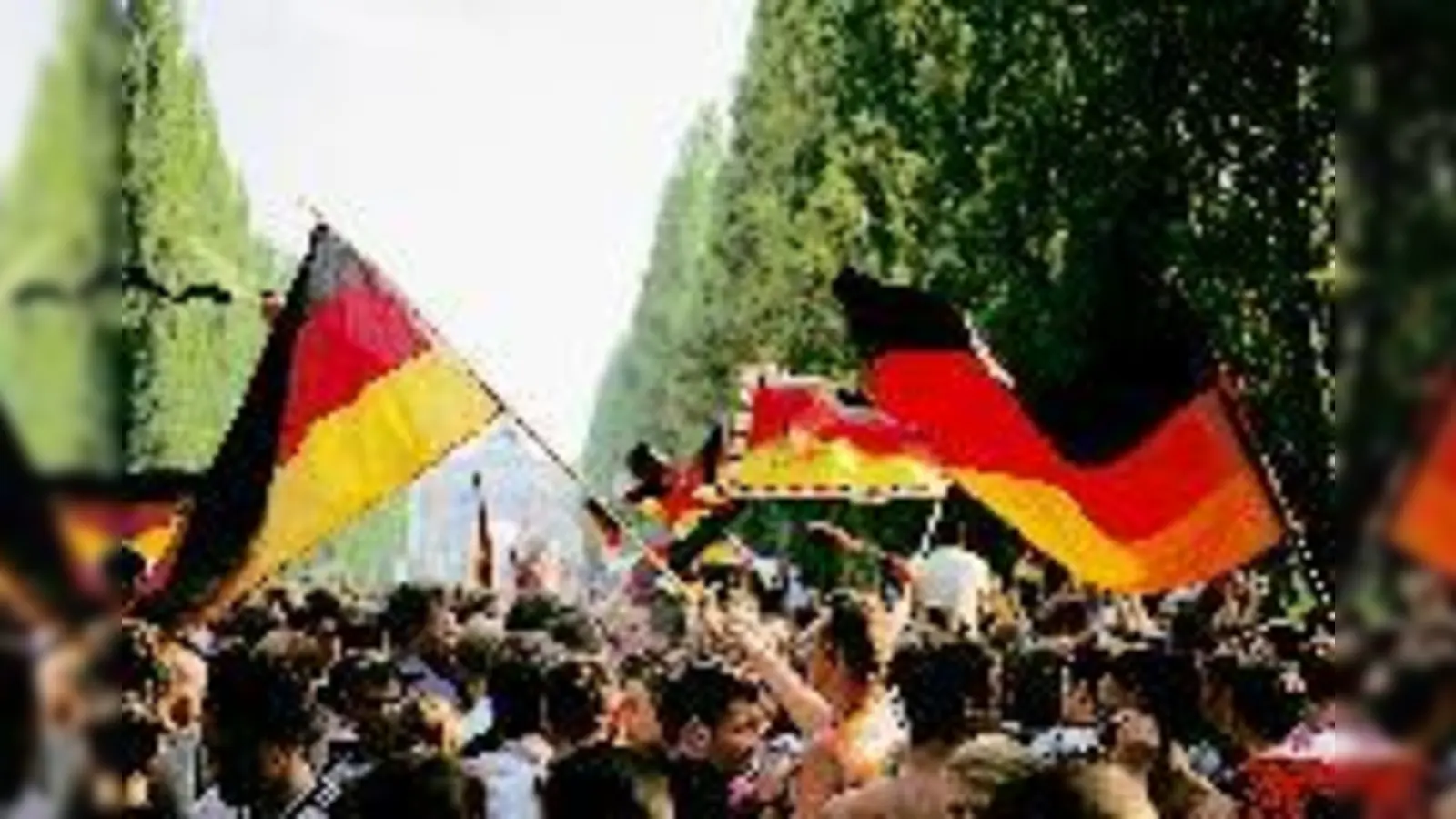 Schon bei der letzten WM feierten die Fußball-Fans frenetisch auf der Leopoldstraße. Künftig soll das zum Event werden.	 (Foto: ff)