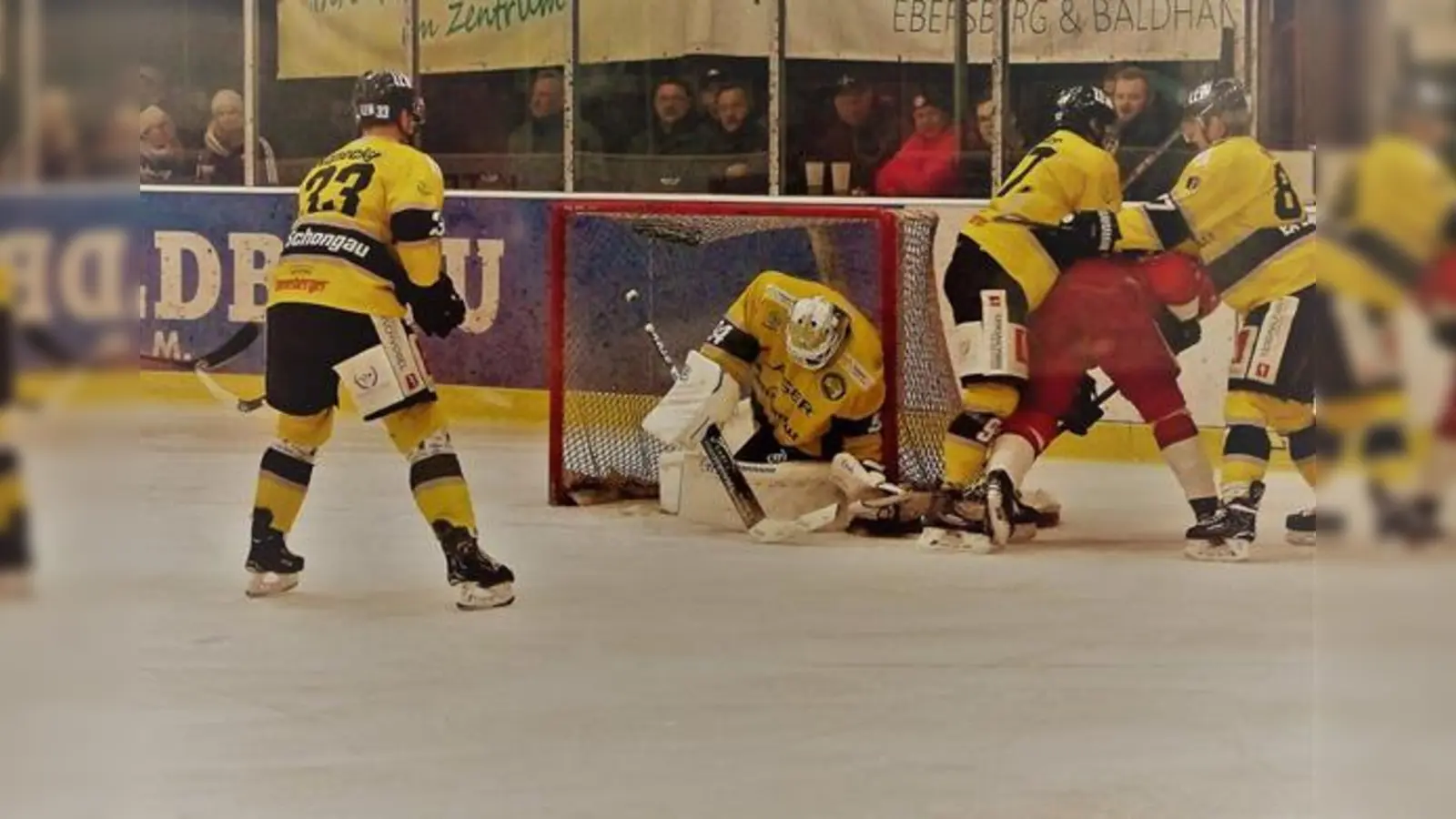 Im Heimspiel gegen die Schongau Mammuts mussten die Rot-Weißen (rotes Trikot) für ihr klares 6:0 auch einiges einstecken. (Foto: smg/CU)