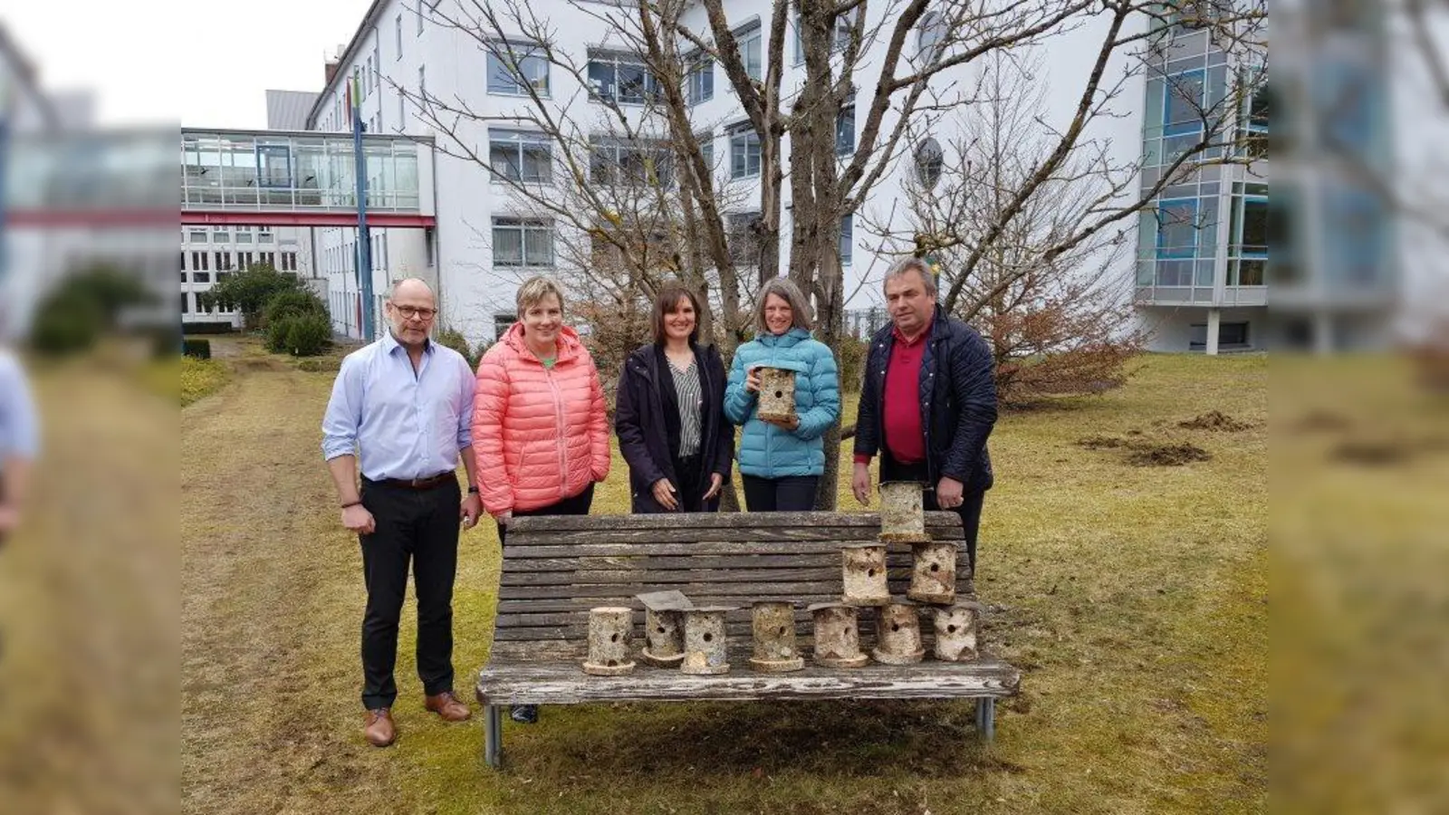 Anton Wiesböck (rechts) überreicht Nistkästen an Heiner Kelbel (Geschäftsführer Klinikum Starnberg), Barbara Huber, Carola Smala und Monika Ludwig (von links). (Foto: Klinikum Starnberg)