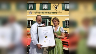 Wirtepaar Johanna und Johann Barsy mit der goldenen Auszeichnung für die Bayerische Küche. (Foto: P.Kaiser)
