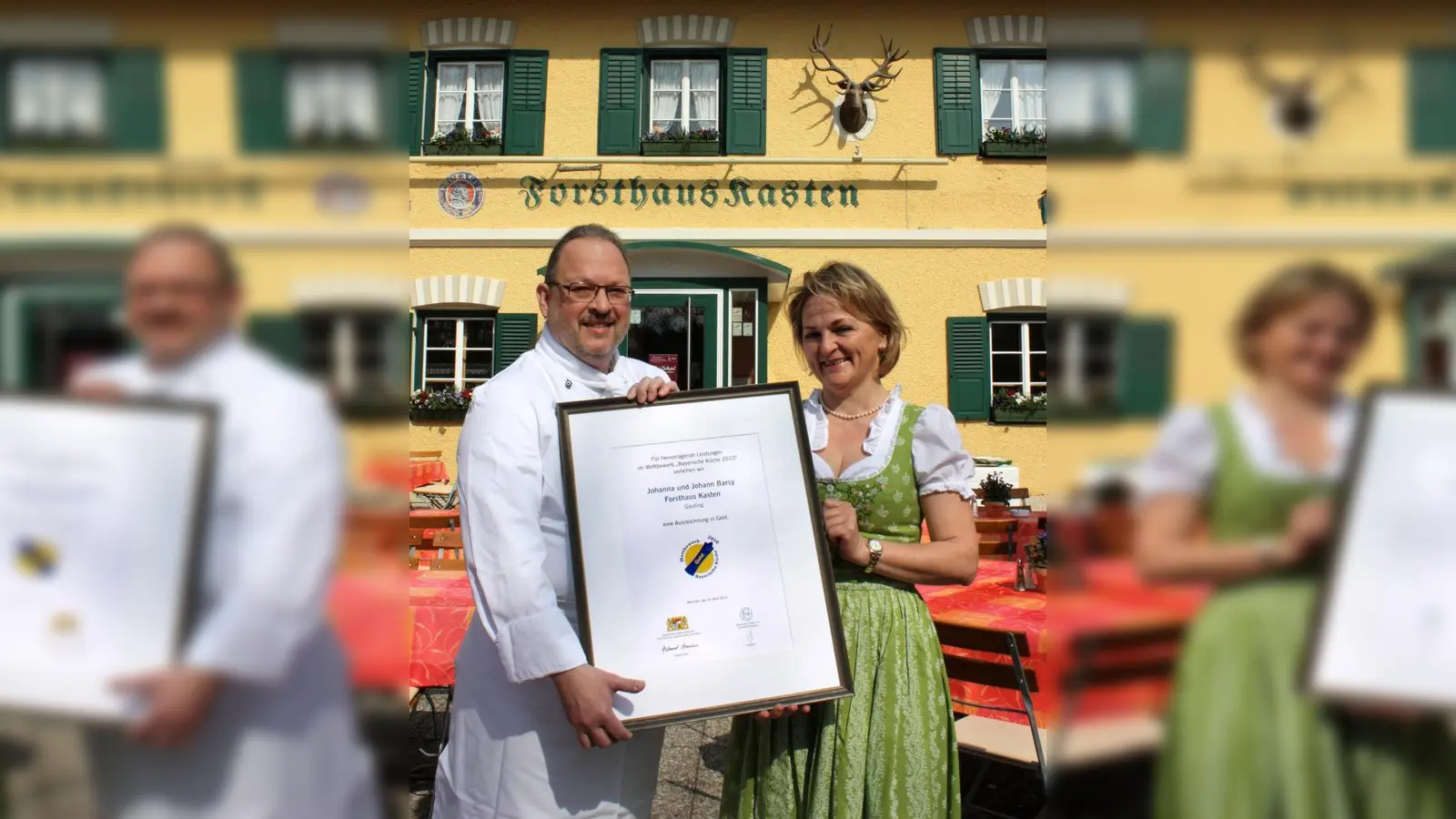 Wirtepaar Johanna und Johann Barsy mit der goldenen Auszeichnung für die Bayerische Küche. (Foto: P.Kaiser)