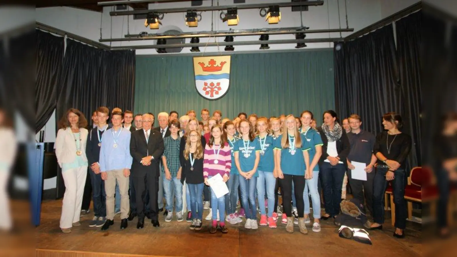 Bürgermeisterin Uta Wüst (l.) mit den geehrten Sportlern, Übungsleitern, ehrenamtlichen Helfern und sozial Engagierten der Gemeinde. (Foto: US)