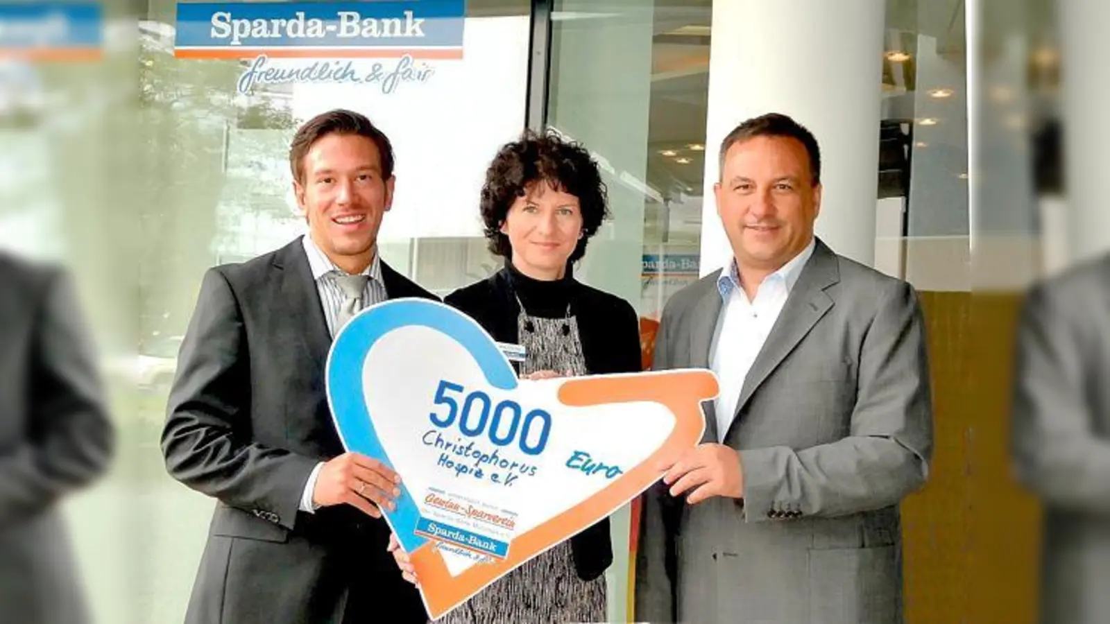 Leonhard Wagner (rechts) vom Christophorus Hospiz freute sich über den Scheck, den Stephan Heiland (links) und Diana Schober übergaben.	 (Foto: Verein)