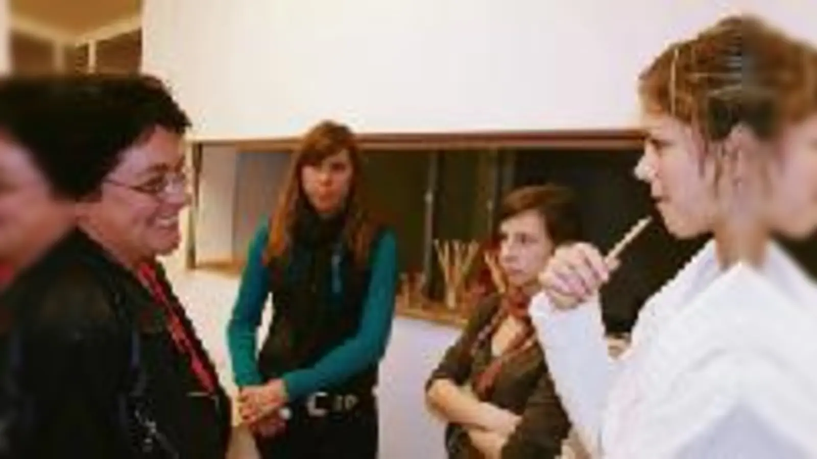 »Was wirklich fehlt, ist ein cooles Café!« Die Jugendlichen wandten sich nach der Veranstaltung an die Kinder- und Jugendbeauftragte des BA 4, Christel Feiler (Grüne).  (Foto: em)