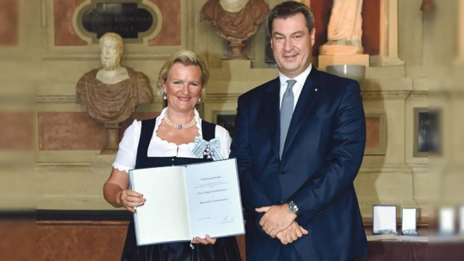Der Bayerische Ministerpräsident Markus Söder gratulierte Angela Inselkammer zu ihrer Auszeichnung.	 (Foto: VA)