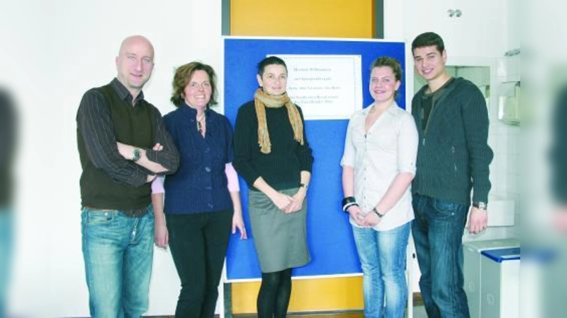 Die beiden Schüler der städtischen Berufsschule für den Einzelhandel Mitte Ivan Blazanovic und Armina Dautovic übergaben ihre Spenden an Heike Pennen, Stellvertreterin der Stiftung „Ärzte ohne Grenzen”. Unterstützung erhielten sie dabei von den beiden Vertrauenslehrern Ursula Roßgoderer und Jürgern Hofer. (v.r.) (Foto: as)