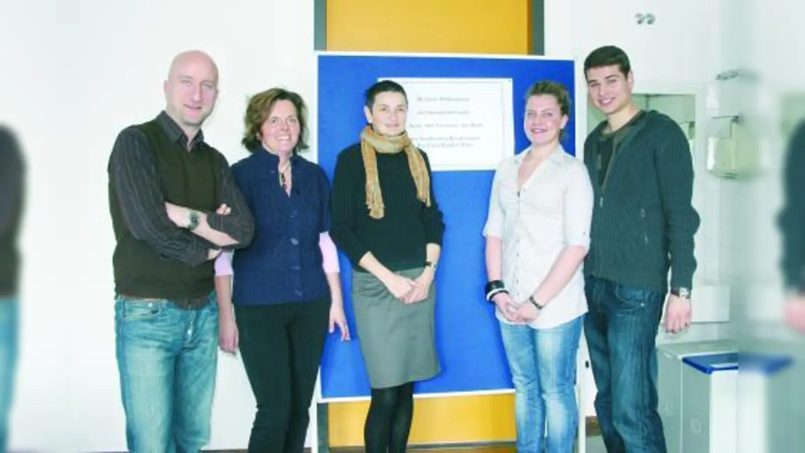 Die beiden Schüler der städtischen Berufsschule für den Einzelhandel Mitte Ivan Blazanovic und Armina Dautovic übergaben ihre Spenden an Heike Pennen, Stellvertreterin der Stiftung „Ärzte ohne Grenzen”. Unterstützung erhielten sie dabei von den beiden Vertrauenslehrern Ursula Roßgoderer und Jürgern Hofer. (v.r.) (Foto: as)