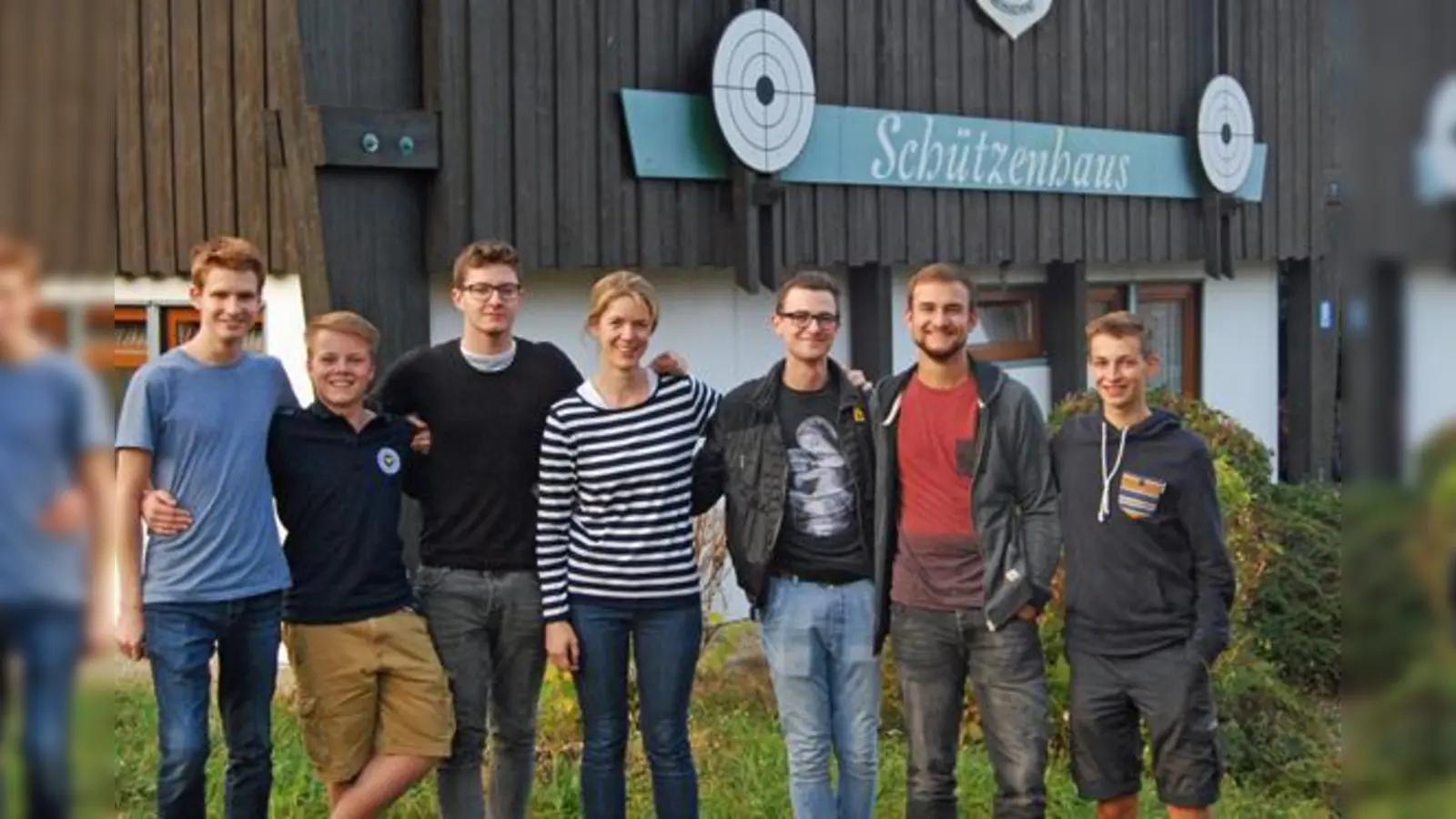 Vincent Dierstein, Constantin Rosengarten, Mykyta Yevtushenkow, Maria Widmann, Matthias Mösbauer, Johannes Maier und Mitkämpfer Sebastian Herrmann (v.l.) schlugen sich tapfer beim Finale des Kreissparkassen-Pokals.  (Foto: VA)