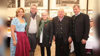 Seniorenbeiratsvorsitzende Ingeborg Staudenmeyer (Mitte) mit Claudia A. Trott und Wirt Josef Schmidbauer (beide links) sowie der ehemalige Wiesn-Stadtrat Helmut Schmid und Lorenz Stiftl, Sprecher der kleinen Wiesn-Wirte (beide rechts). (Foto: job)