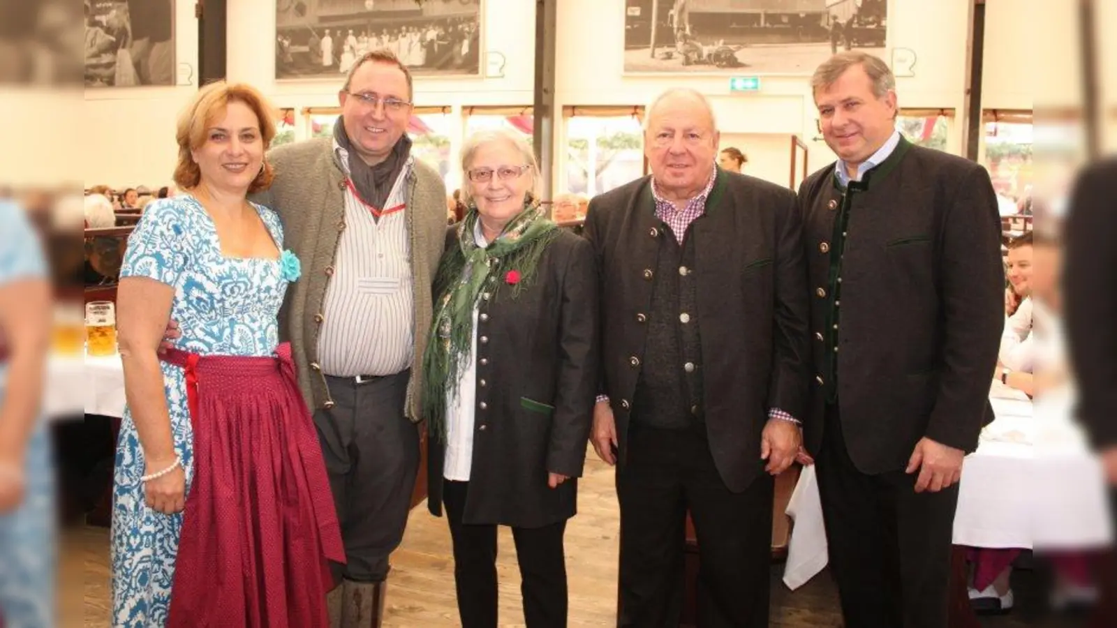 Seniorenbeiratsvorsitzende Ingeborg Staudenmeyer (Mitte) mit Claudia A. Trott und Wirt Josef Schmidbauer (beide links) sowie der ehemalige Wiesn-Stadtrat Helmut Schmid und Lorenz Stiftl, Sprecher der kleinen Wiesn-Wirte (beide rechts). (Foto: job)