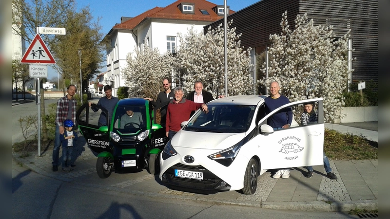 Der EBERflitzer (links) steht ab sofort den Mitgliedern des Carsharing-Vereins Anzing zur Verfügung. (Foto: EBERwerk)