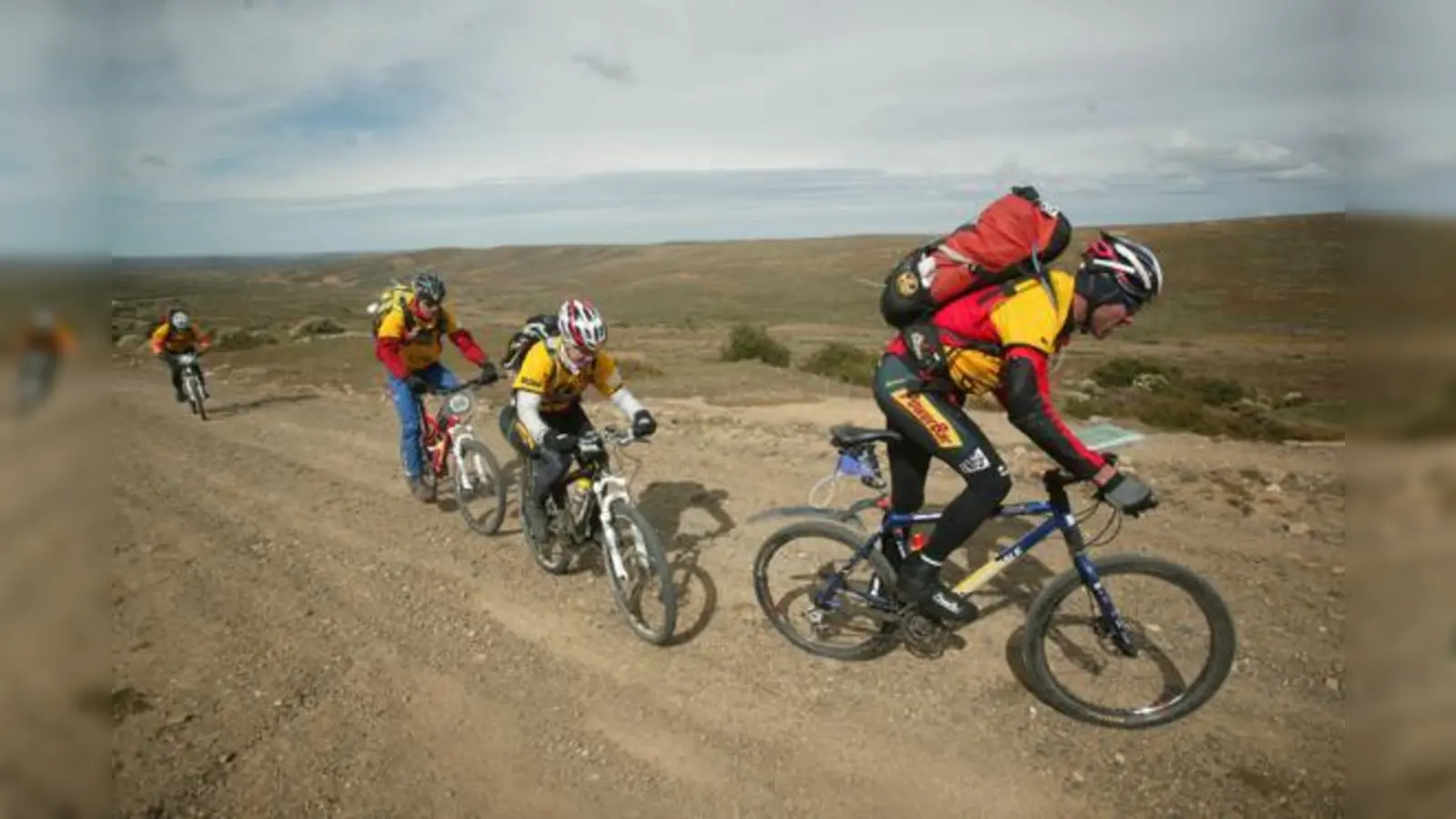 Melanie Hohenester (2.v.re.) und ihre Teamkollegen in den Steppen Feuerlands.  (Foto: Valentino Saldivar)