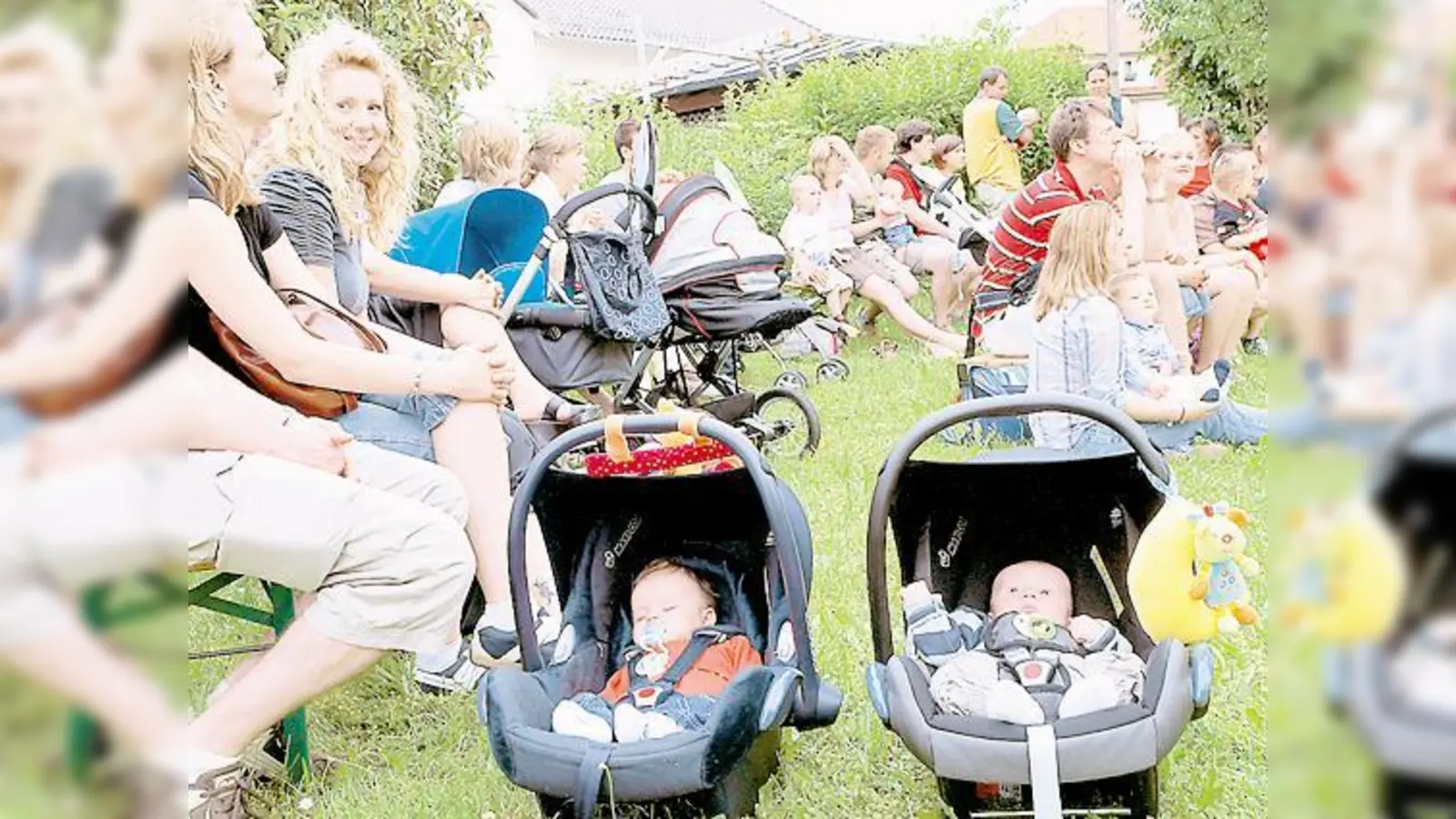 Friedlich nuckelnd lagen die jüngsten Haarer Bewohner in ihren Tragen.  (Foto: Rammelsberger)