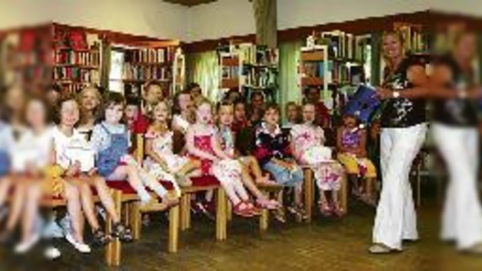 Kurz vor den Sommerferien ist der Andrang in der Bücherei der Vaterunser-Kirche besonders groß: Jede Kindergartengruppe möchte noch einen Termin zur Vorlesestunde bei Hannelore Speiser ergattern.	 (Foto: ak)