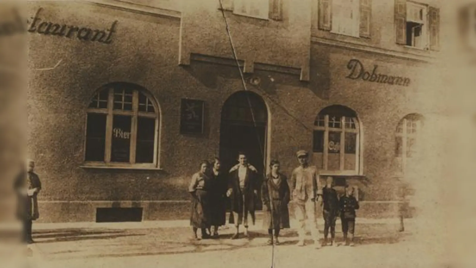 Der Oktober 2019 steht ganz unter dem Stern vom „Dobmann”. Veronika Linden, 2. Vorsitzende des Moosacher Geschichtsvereins, freut sich über die gute Resonanz des neuen Kalenders.  (Foto: GSLM/Stadtarchiv München)
