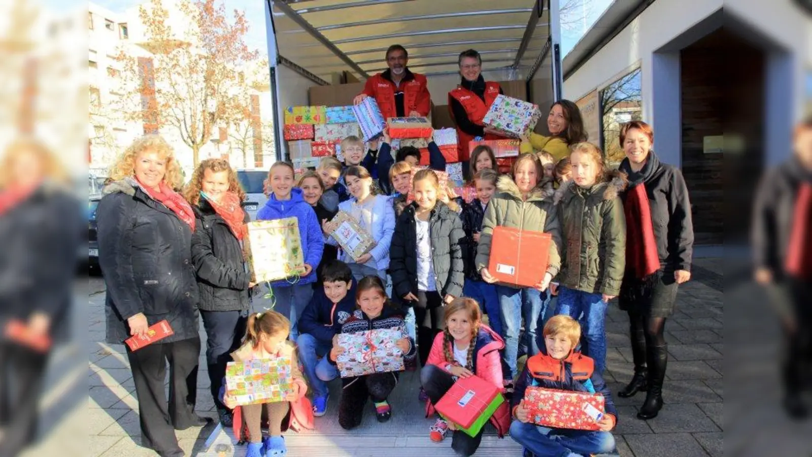 So erfolgreich war die Schule im letzten Jahr: über 100 Päckchen kamen zusammen. Heuer ist die Schule Anlaufstelle für alle großzügigen Martinsrieder. Bis zum 17. November kann man „Päckchen mit Herz“ in der Grundschule spenden. Im Bild Carolin Bals-Junkes und Tanja Gilger vom Elternbeirat und Schulleiterin Margit Baran-Lander mit Zweit- und Drittklässlern sowie die Fahrer Veronika und Alois Echtlinger (hinten). (Foto: us/archiv)