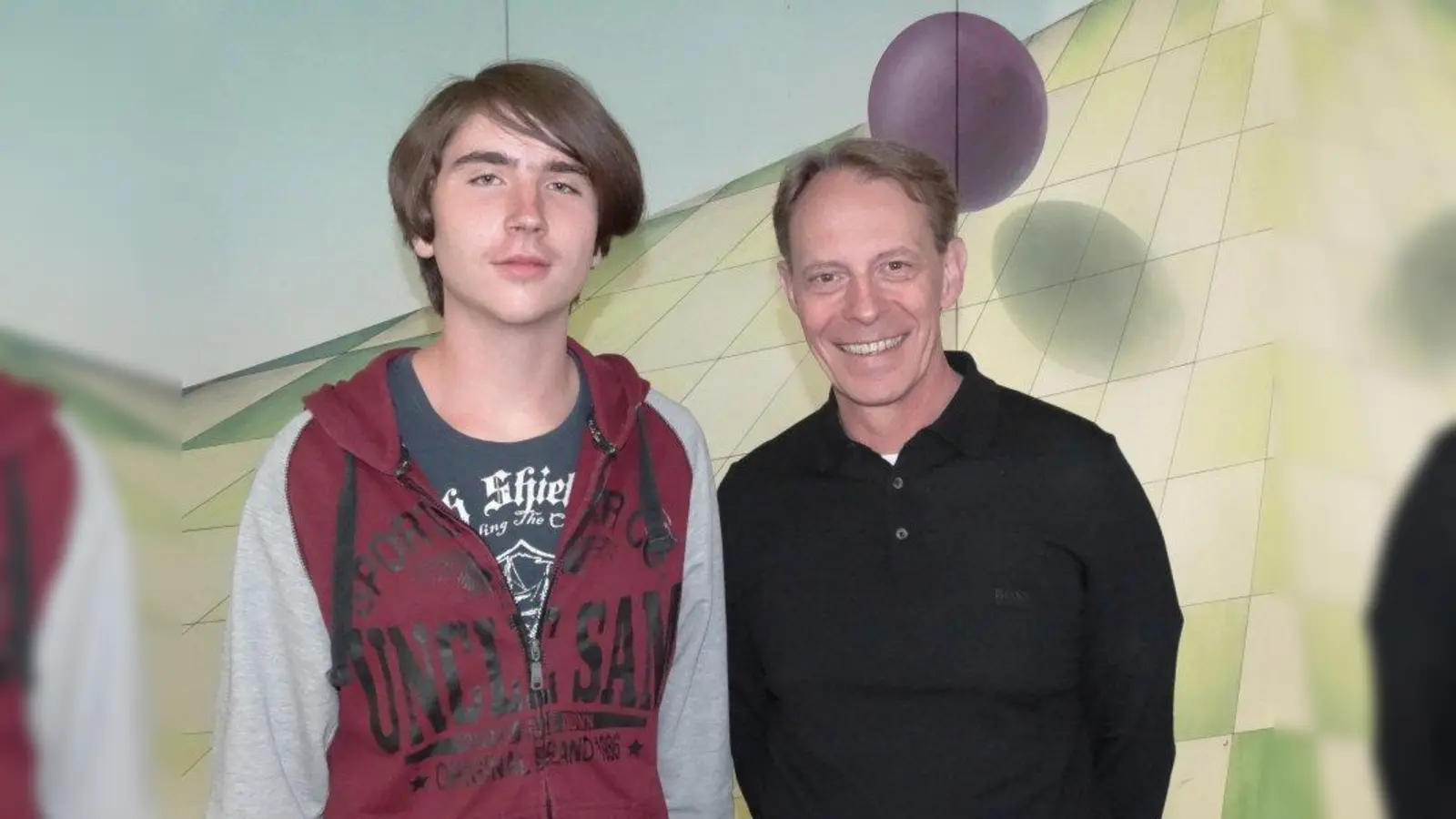 Schule mal ganz anders: Fridolin Hesse (links) beim Presstermin mit dem Rektor des Gymnasiums Fürstenried, Rupert Grübl. (Foto: tab)