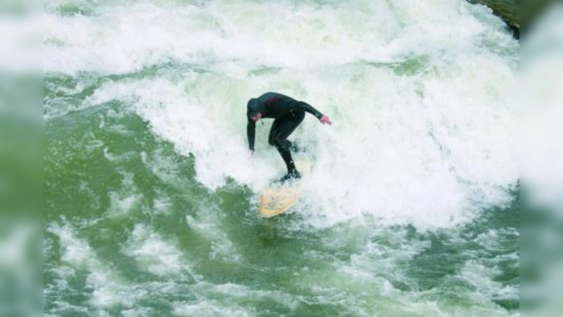 Surfen bald erlaubt: Es sieht gut aus für eine Legalisierung des vielfach bewunderten Münchner Freizeitvergnügens. (Foto: pixelio.de)
