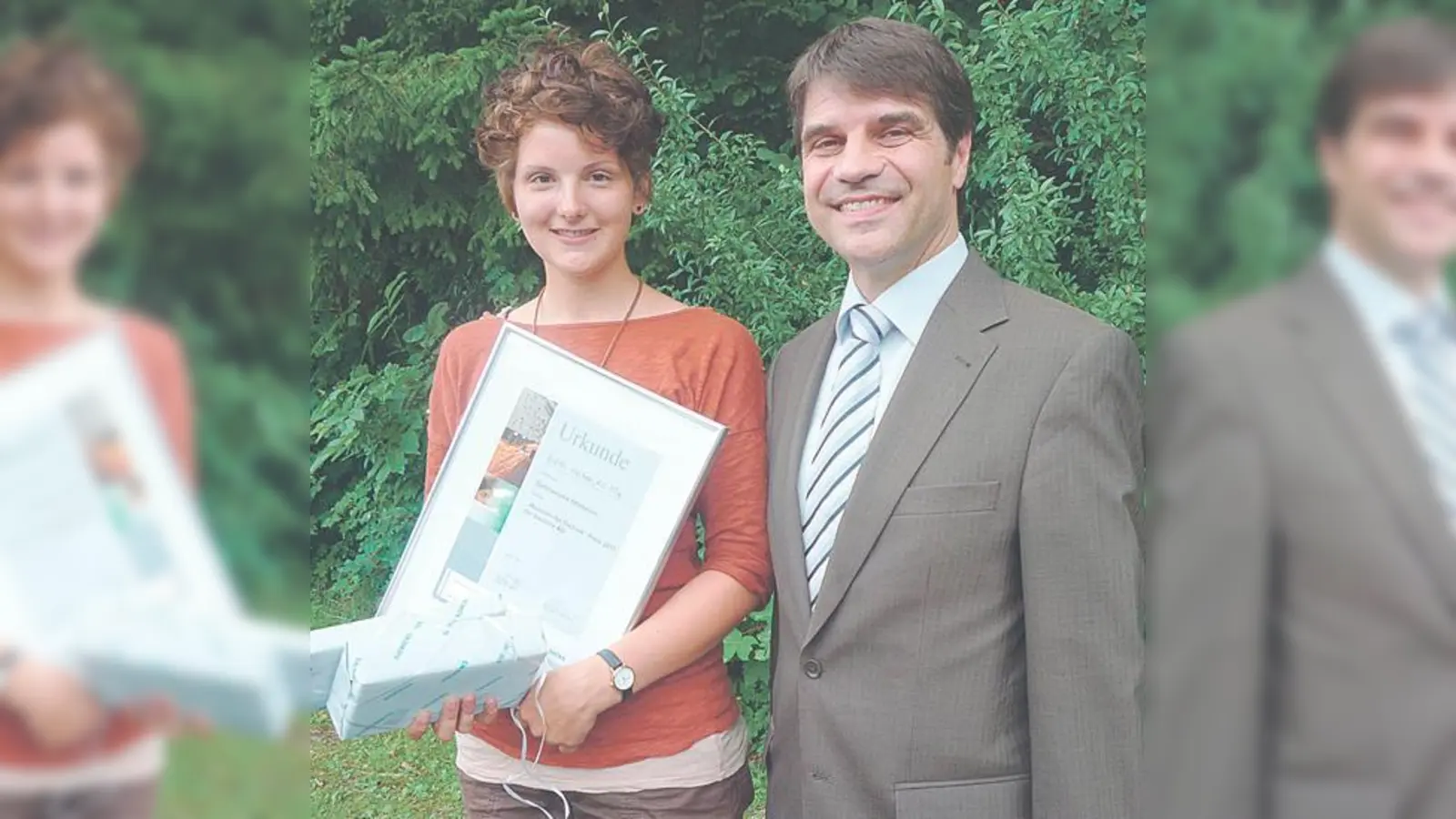 Edith Heiter erhielt den Technik-für-Mädchen-Preis von Wolfgang Greis (Siemens).  (Foto: Conosco)