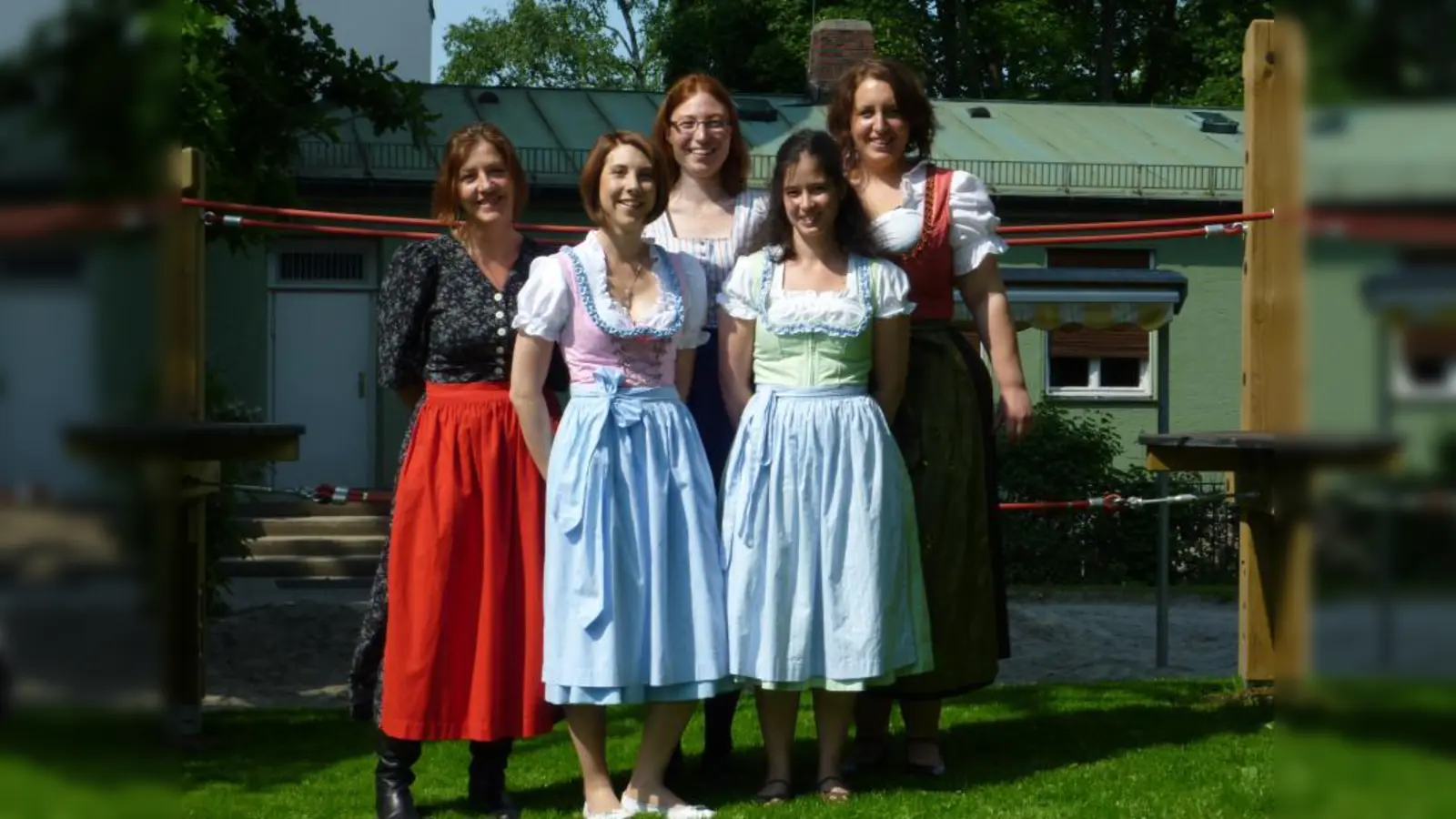 Das Kindergartenteam, bestehend aus (hintere Reihe, v.l.) Andrea Thiel, Michaela Hauptmann, Katharina Heller, Ines Mönner (vordere Reihe, v.l.) und Julia Schricker, freut sich über den neuen Garten. (Foto: BK)