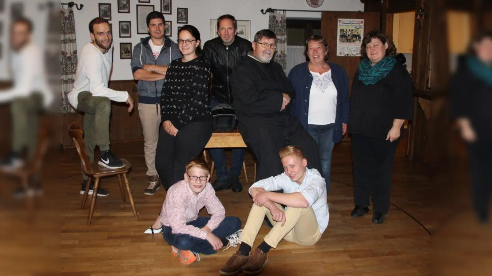Die Darsteller von „Im Pfarrhaus is da Deife los“ am Probenort „Vereinsheim“: Barnabas Albrecht, Markus Abenthum, Magdalena Wühr, Michael Tafelmeier, Herbert Weinbuch, Heidi Weinbuch und Petra Resch (von links). Vorne sitzen Leonhard und Ludwig Drexl. (Foto: mka)