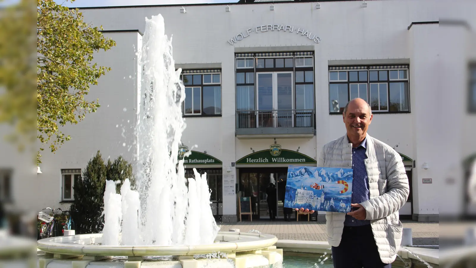 Club Mitglied Kai Sailer präsentiert den aktuellen Adventskalender des Lions-Club München-König Otto, den es ab sofort zu kaufen gibt. (Foto: Heike Woschee)