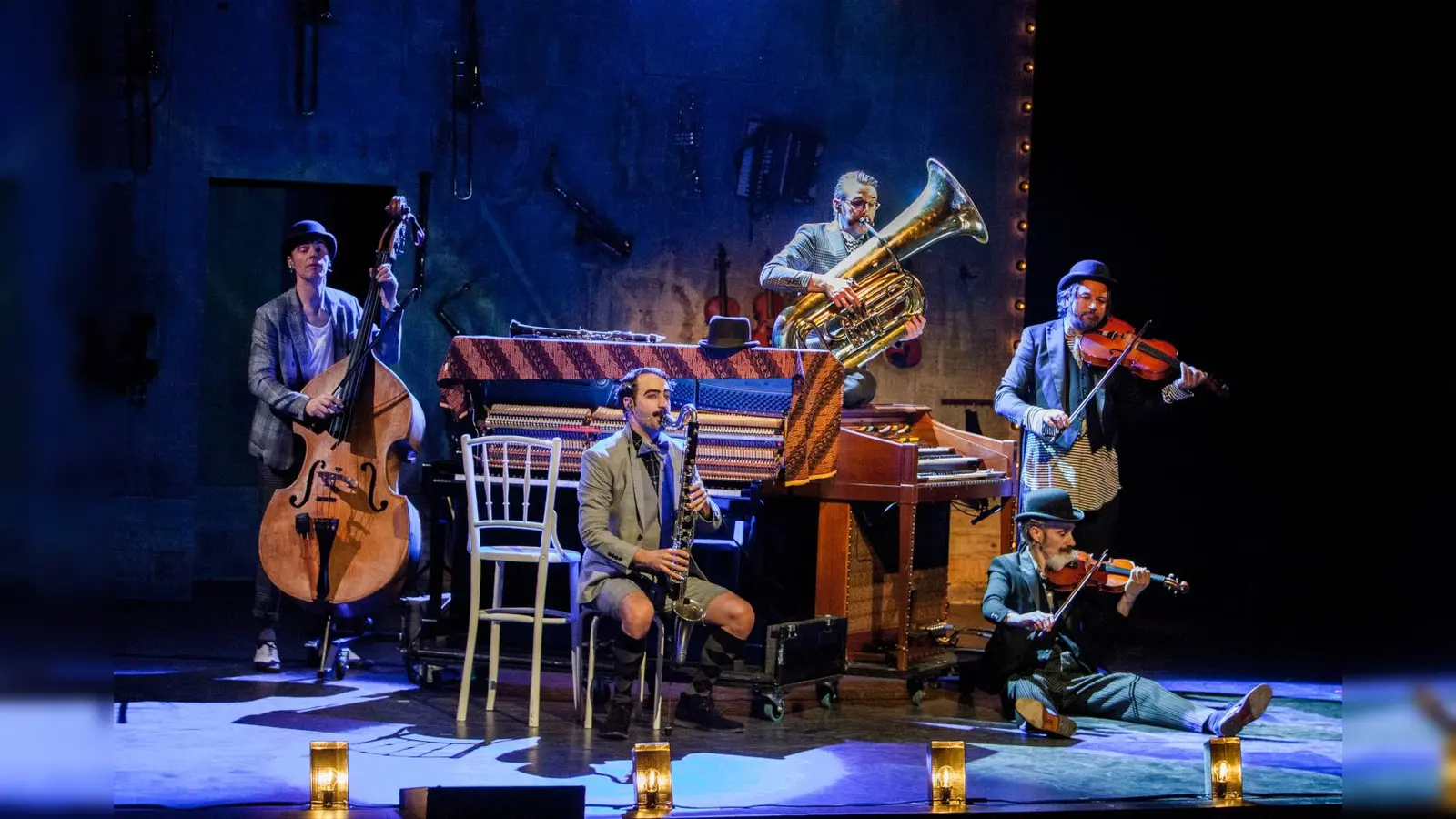 Fünf niederländische Vollblutmusiker vereinen feinsinnig komödiantisches Spiel und bravouröse Musikalität – und das auf über 100 Instrumenten. (Foto: Jaap Reedijk)