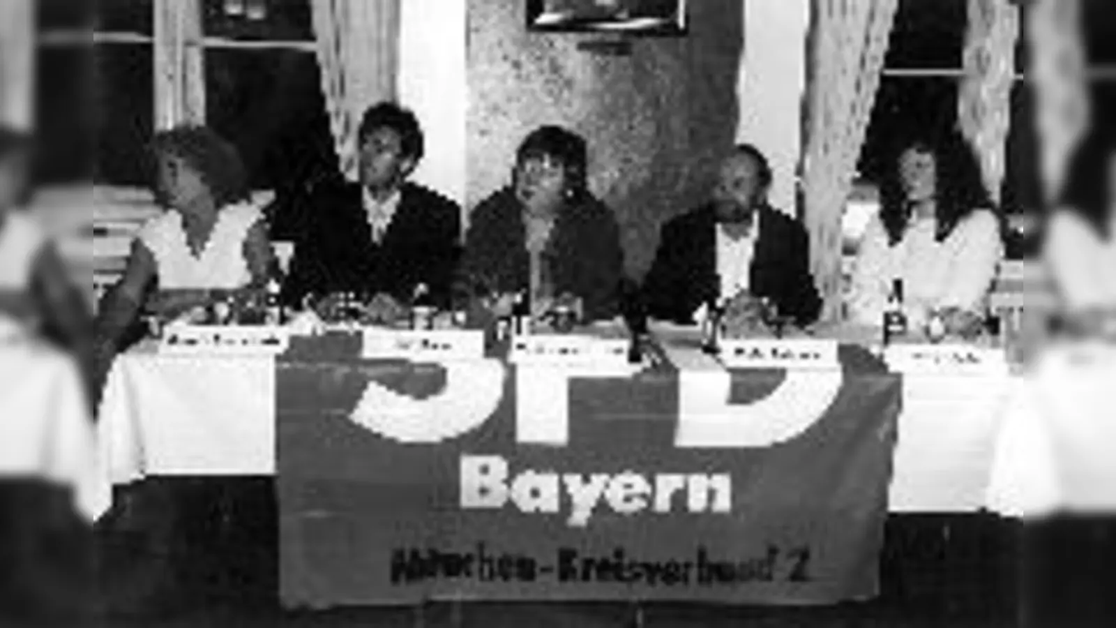 Wege aus der Abhängigkeit von Psychogruppen diskutieren mit  (Foto: MdB Renate Rennebach, Kommissar Harry Bräuer, MdL Monica Lochner-Fischer, Psychologe Dieter Rohmann und Sozial-Pädagogin Jutta Nikolai (v.l.n.r.))