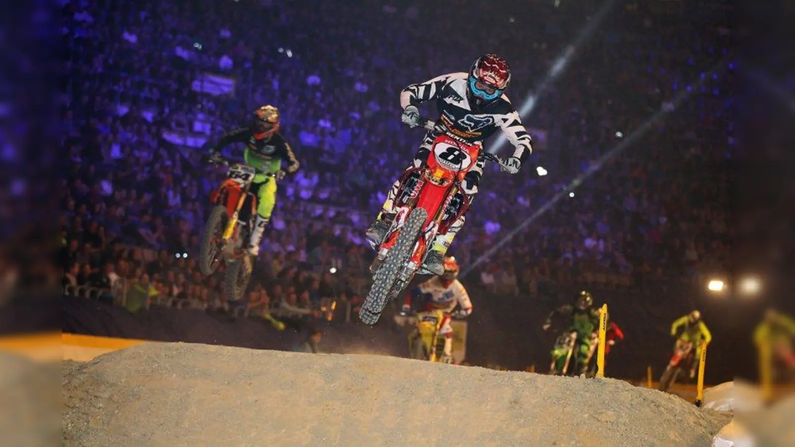 Spannende Verfolgungsjagden beim ADAC Supercross München. (Foto: ADAC / Nico Schneider)