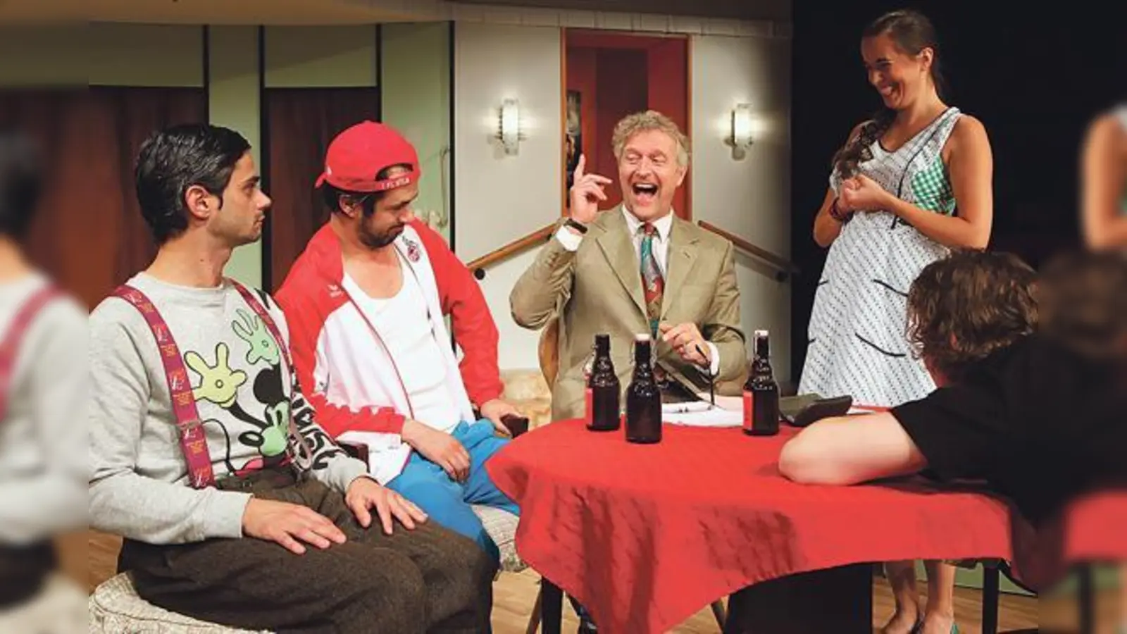 Herr Laube überprüft die »Familie Schlüter«, die ihm eine Komödie vorspielt.	 (Foto: Contra-Kreis-Theater)