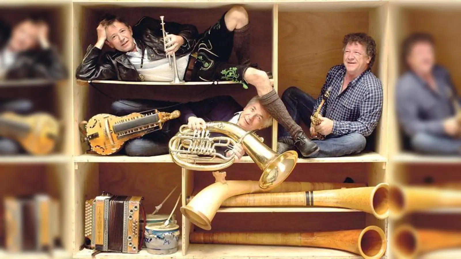 Christoph und Michael Well (Biermösl Blosn) haben mit ihrem Bruder Karl Well (Guglhupfa) die neue Formation »Wellbrüder ausm Biermoos« gegründet. Am 6. November gastieren die Wellbrüder in Oberschleißheim. 	 (Foto: VA)