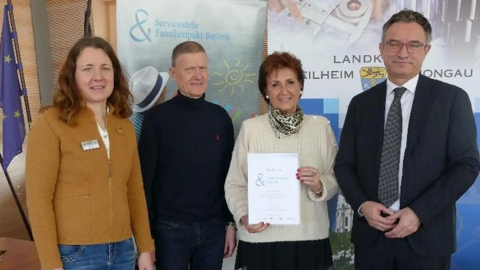 Über die Mitgliedschaft im Familienpakt Bayern freuten sich (v.l.): Magdalena Schnitzler (Wirtschaftsförderung Landratsamt), Johannes Lehnert (Kinder- und Jugendbüro Weilheim), Angelika Flock (2. Bürgermeisterin ) sowie Christian Schoppik (Ministerialdirektor Bayerisches Staatsministerium. (Foto: Landratsamt Weilheim-Schongau)