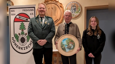 1.&nbsp; Schützenmeister Johann Liebhart mit dem stolzen Sieger Klaus Spieckermann und der Scheibenstifterin, Caroline Sleath (v.l.).  (Foto: Schokolinkski)