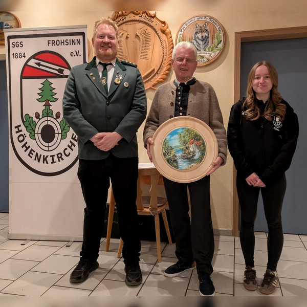 1.&nbsp; Schützenmeister Johann Liebhart mit dem stolzen Sieger Klaus Spieckermann und der Scheibenstifterin, Caroline Sleath (v.l.).  (Foto: Schokolinkski)