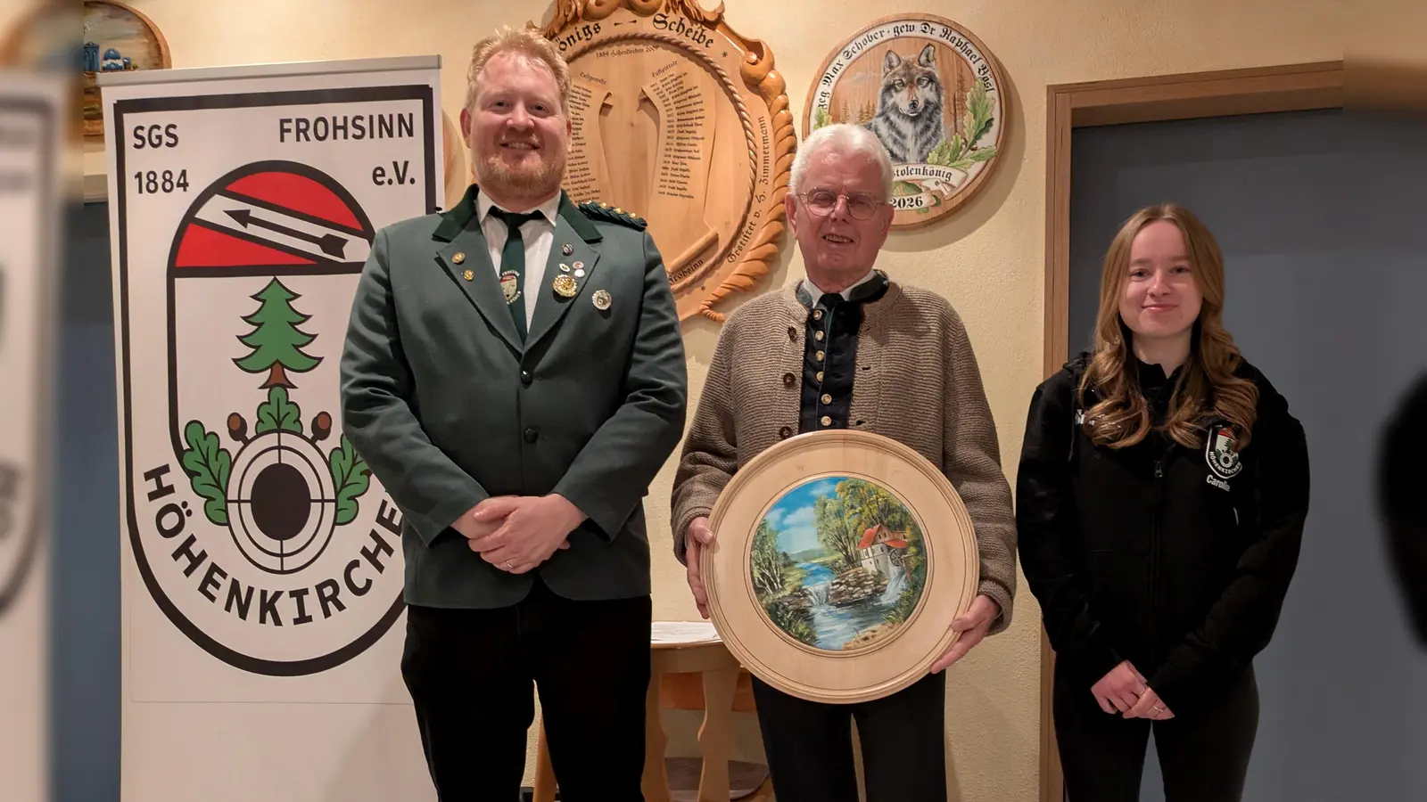 1.&nbsp; Schützenmeister Johann Liebhart mit dem stolzen Sieger Klaus Spieckermann und der Scheibenstifterin, Caroline Sleath (v.l.).  (Foto: Schokolinkski)