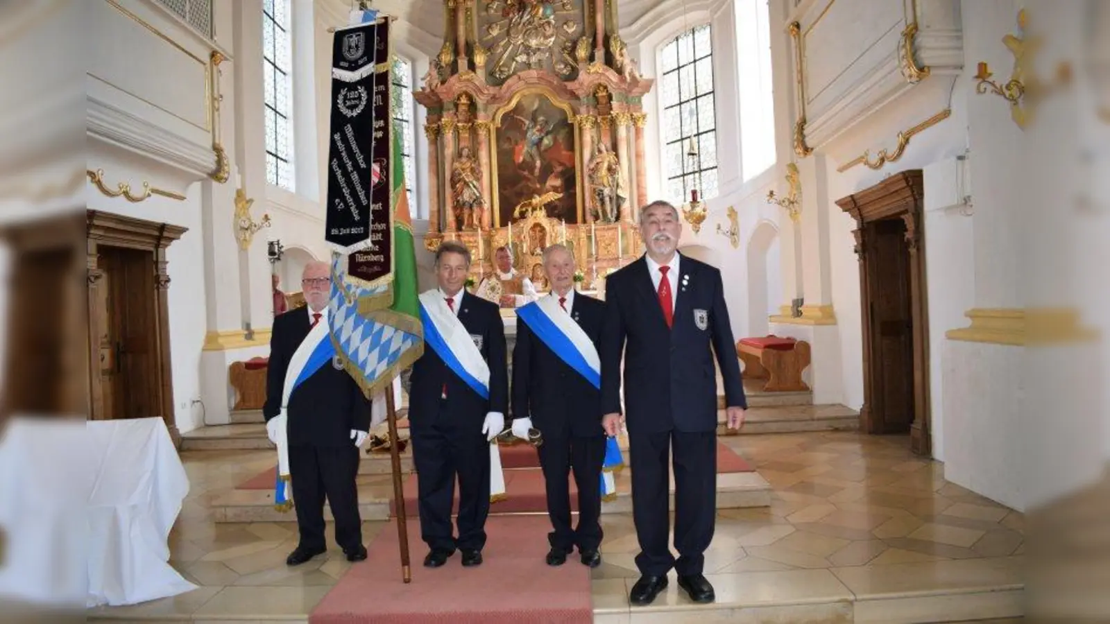 Fahnenweihe zum 125-jährigen Jubiläum des Männerchores Stadtwerke Verkehrsbetriebe in St. Michael Perlach. (Foto: © Männerchor)