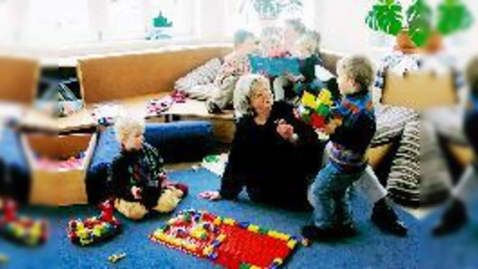 Kommunalreferentin Gabriele Friderich überzeugte sich persönlich davon, dass die Lego-Flugzeuge der Kinder auch allesamt in Ordnung sind.	 (Foto: ks)