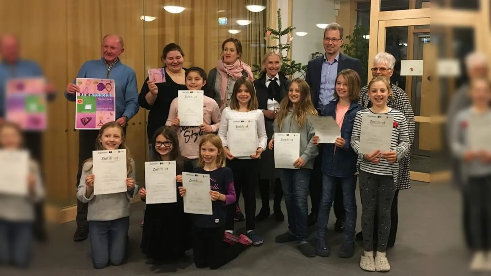 Die Kinderreporter Florentine (von links), Lea, Leni, Lisa, Magdalena, Maja, Maxi und Venera freuten sich über ein Zertifikat für ihre Arbeit. Hinten: Peter Fenkl, Claudia Schmidt, Kristina Dumas, Roswitha Wenzl, Rainer Schnitzler und Rosemarie Mann-Stein. (Foto: Roswitha Wenzl)