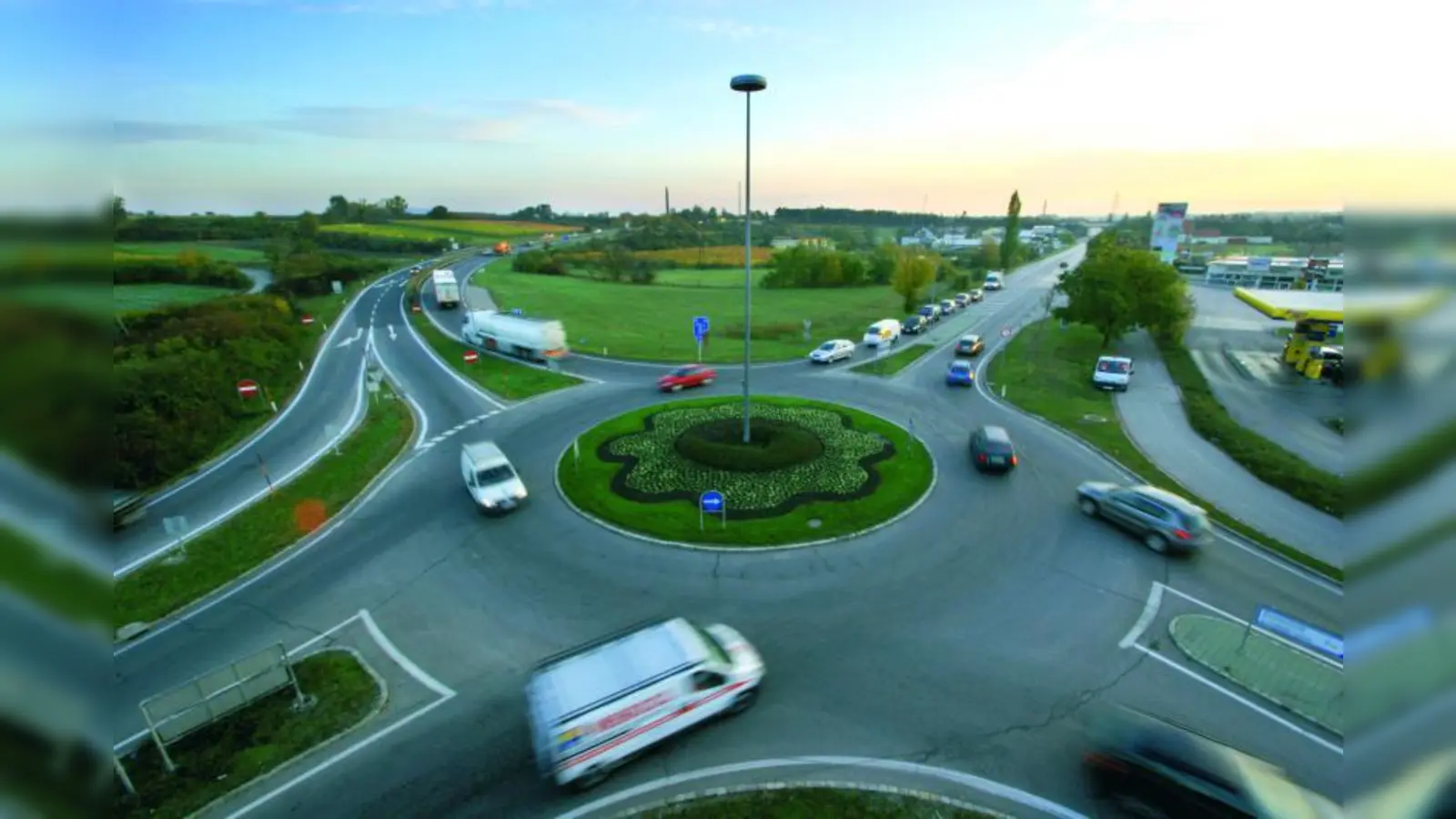 Vorsicht beim Einfahren: Fahrzeuge im Kreisverkehr haben meist Vorfahrt. (Foto: pe-foto-fotolia.com)