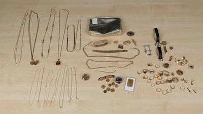 Dieser Schmuck wurde bei den Einbrechern gefunden sowie Besteck und größere Mengen Bargeld.	 (Foto: Polizeipräsidium München)