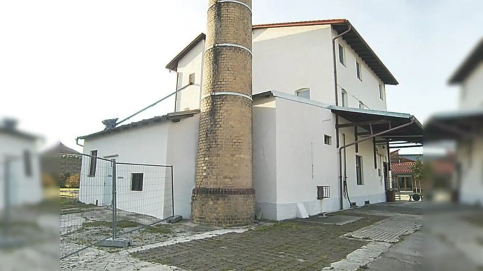 Die alte Brennerei in Salmdorf wird abgerissen, drei Wohnhäuser auf dem Areal errichtet.  (Foto: ikb)