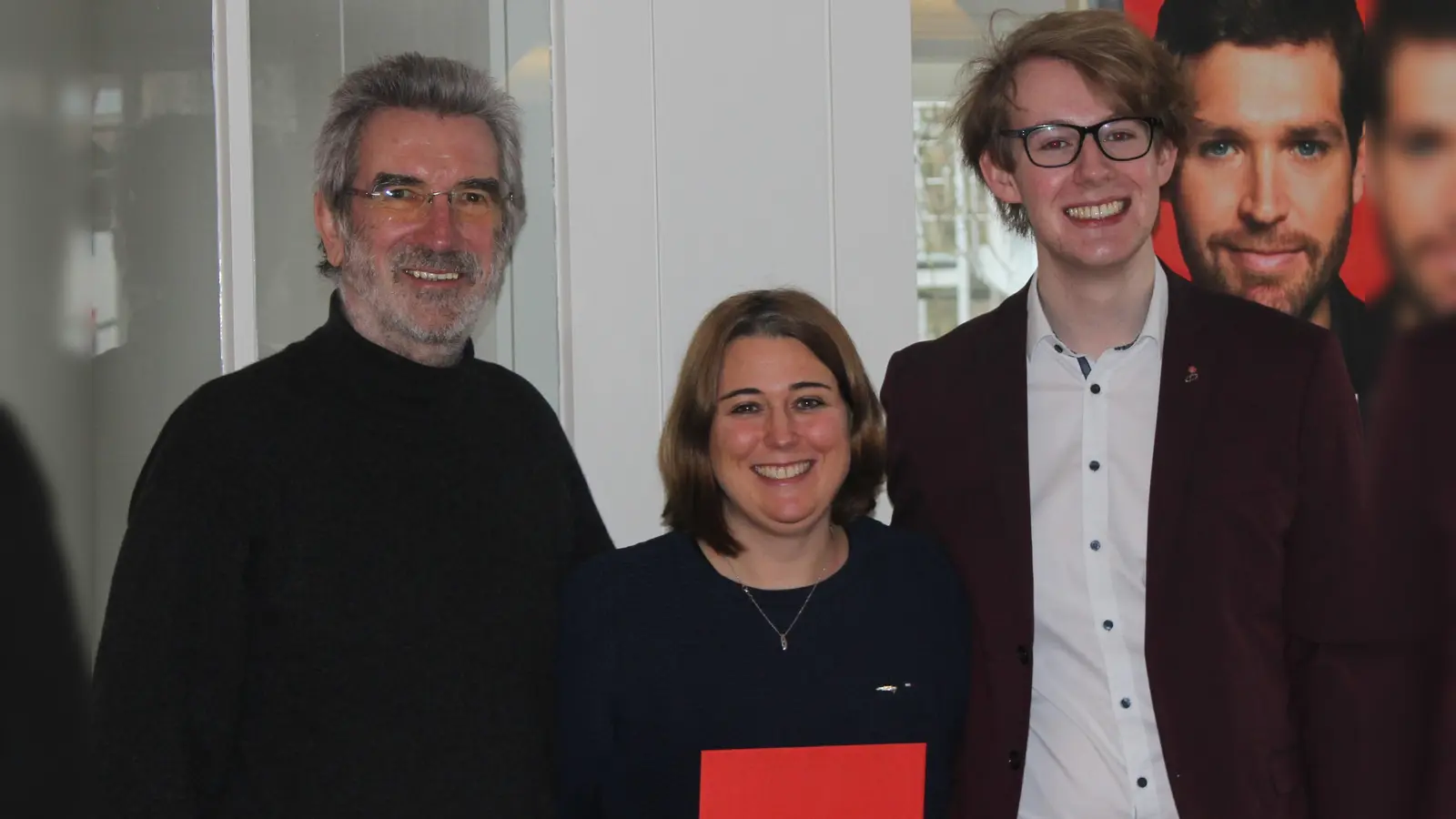 Peter König (links) und der Haarer SPD-Ortsvorsitzende Raul Würfl ehrten Katharina Dworzak für 25 Jahre Mitgliedschaft. (Foto: SPD Haar)
