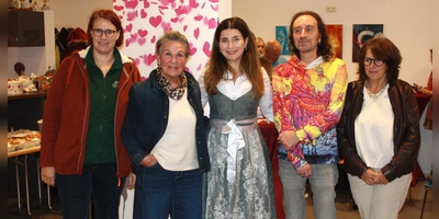 Sie freuen sich über die neuen Räume (von links): Seifensiederin Daniela Elbs, Xenia Marz (Künstlerkreis Taufkirchen), Vhs-Vorsitzende Naciye Özsu, Künstler Mike Baumann und Silvia Engelhardt (Geschäftsführerin Vhs Taufkirchen). (Foto: job)