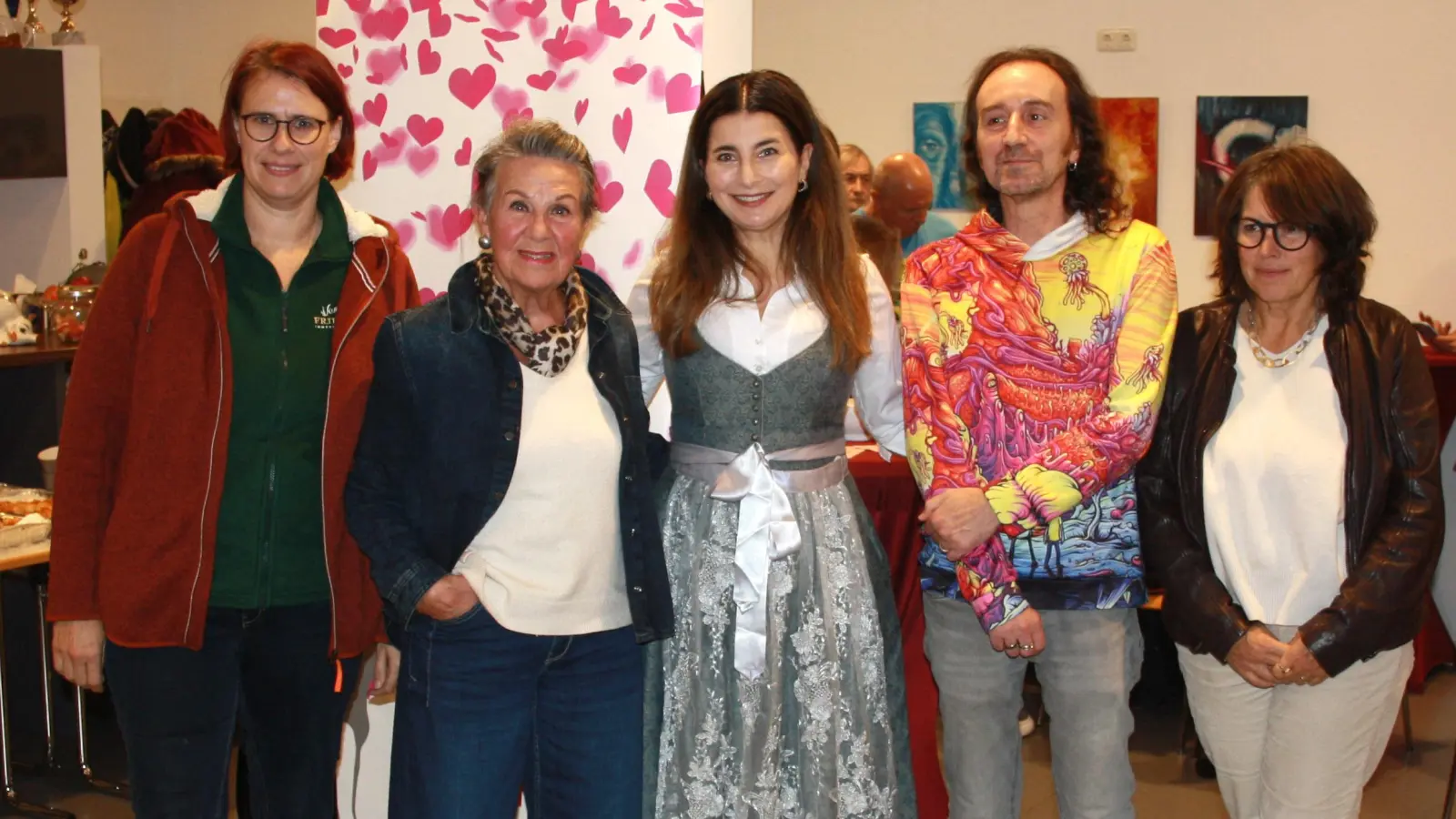 Sie freuen sich über die neuen Räume (von links): Seifensiederin Daniela Elbs, Xenia Marz (Künstlerkreis Taufkirchen), Vhs-Vorsitzende Naciye Özsu, Künstler Mike Baumann und Silvia Engelhardt (Geschäftsführerin Vhs Taufkirchen). (Foto: job)