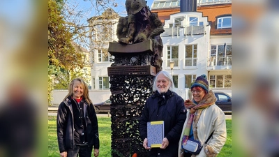 Laden zum Gedenken am 9. November ein: (v.l.). Rikki Reinwein, Dr. Herbert Dandl und Melly Kieweg von Mehr Platz zum Leben. (Foto: BI)