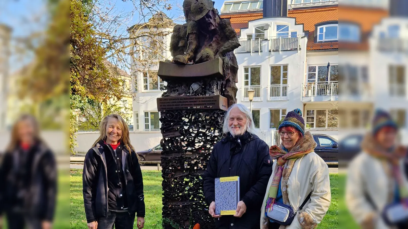 Laden zum Gedenken am 9. November ein: (v.l.). Rikki Reinwein, Dr. Herbert Dandl und Melly Kieweg von Mehr Platz zum Leben. (Foto: BI)
