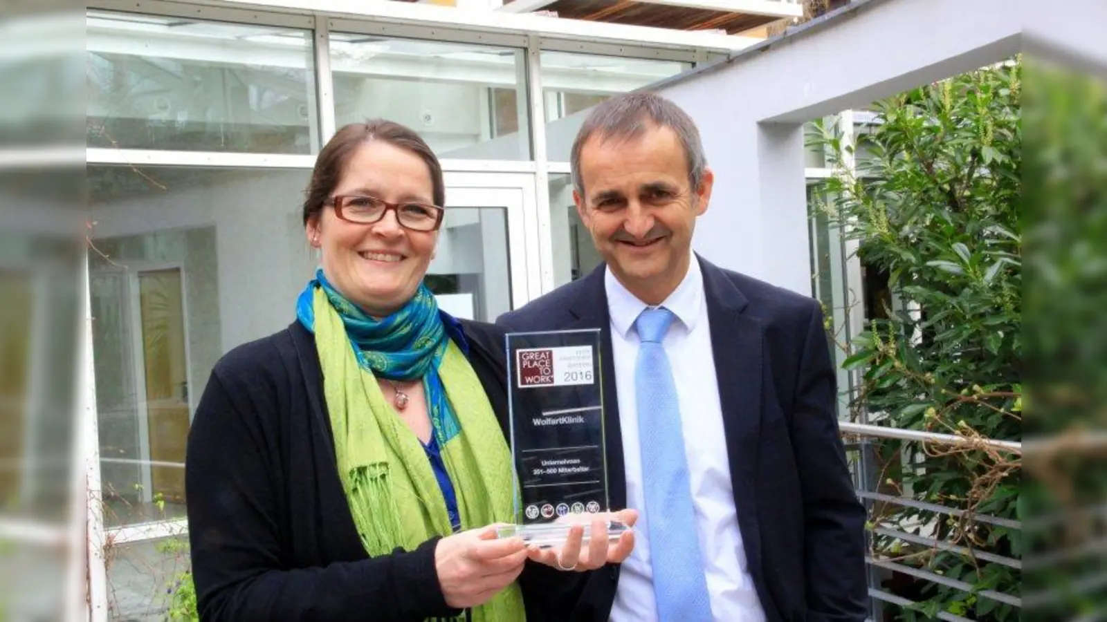 „Wir sind unter den zehn besten Arbeitgebern Bayerns, und dies branchenübergreifend gemessen. Das macht uns wirklich stolz.“ Pflegedienstleiterin Simone Scheitler und Klinik-Geschäftsführer Tilmann Götzner mit dem Pokal 2016. (Foto: us)
