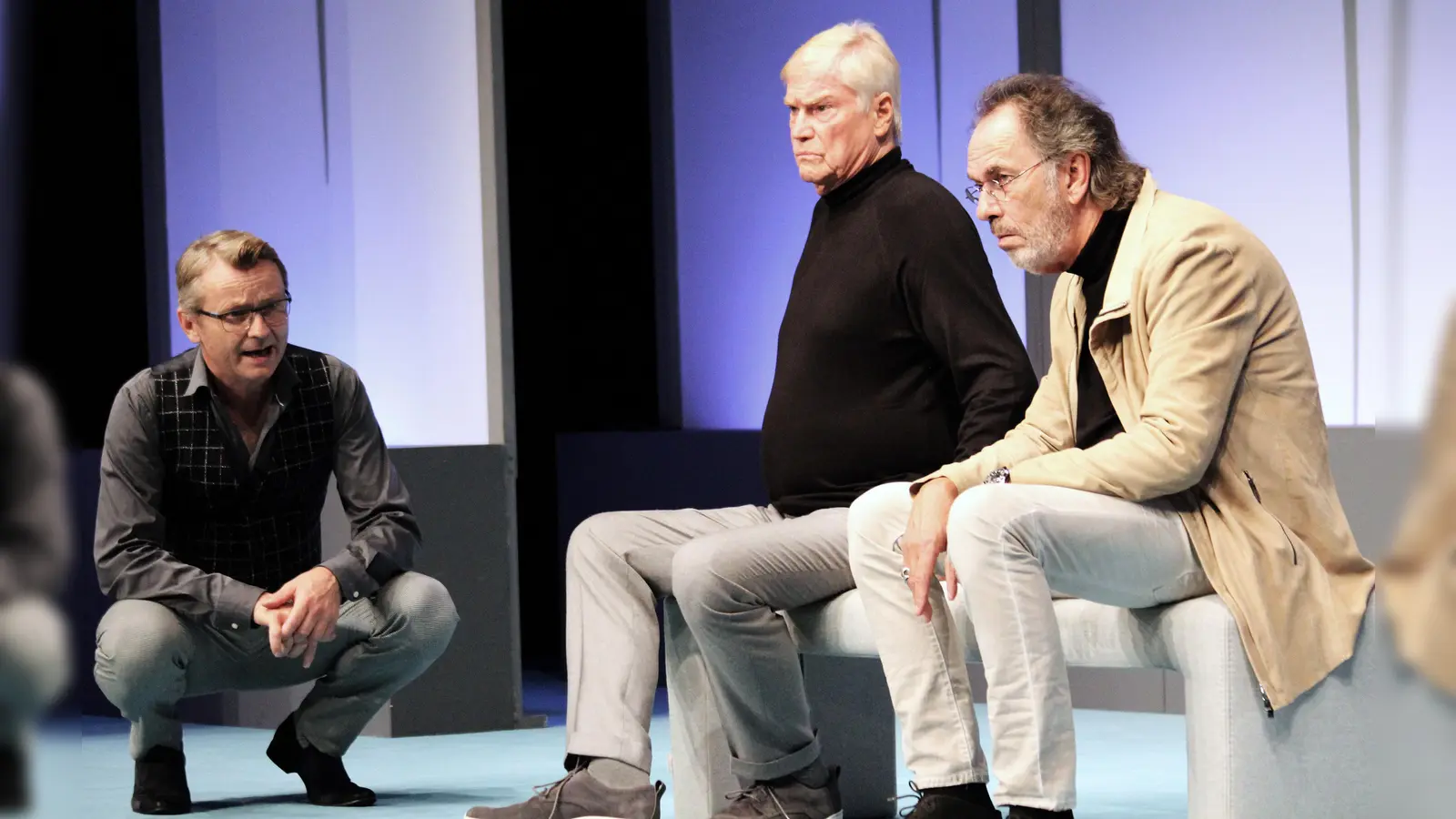 Setzen die Eitelkeit zu später Väter in Szene (von links): René Heinersdorff (Björn, Nadines Zukünftiger), Jochen Busse (Nadines Pflegevater Anton) und Hugo Egon Balder (Nadines zynischer Vater Erik). (Foto: Theater_an_der_Kö)