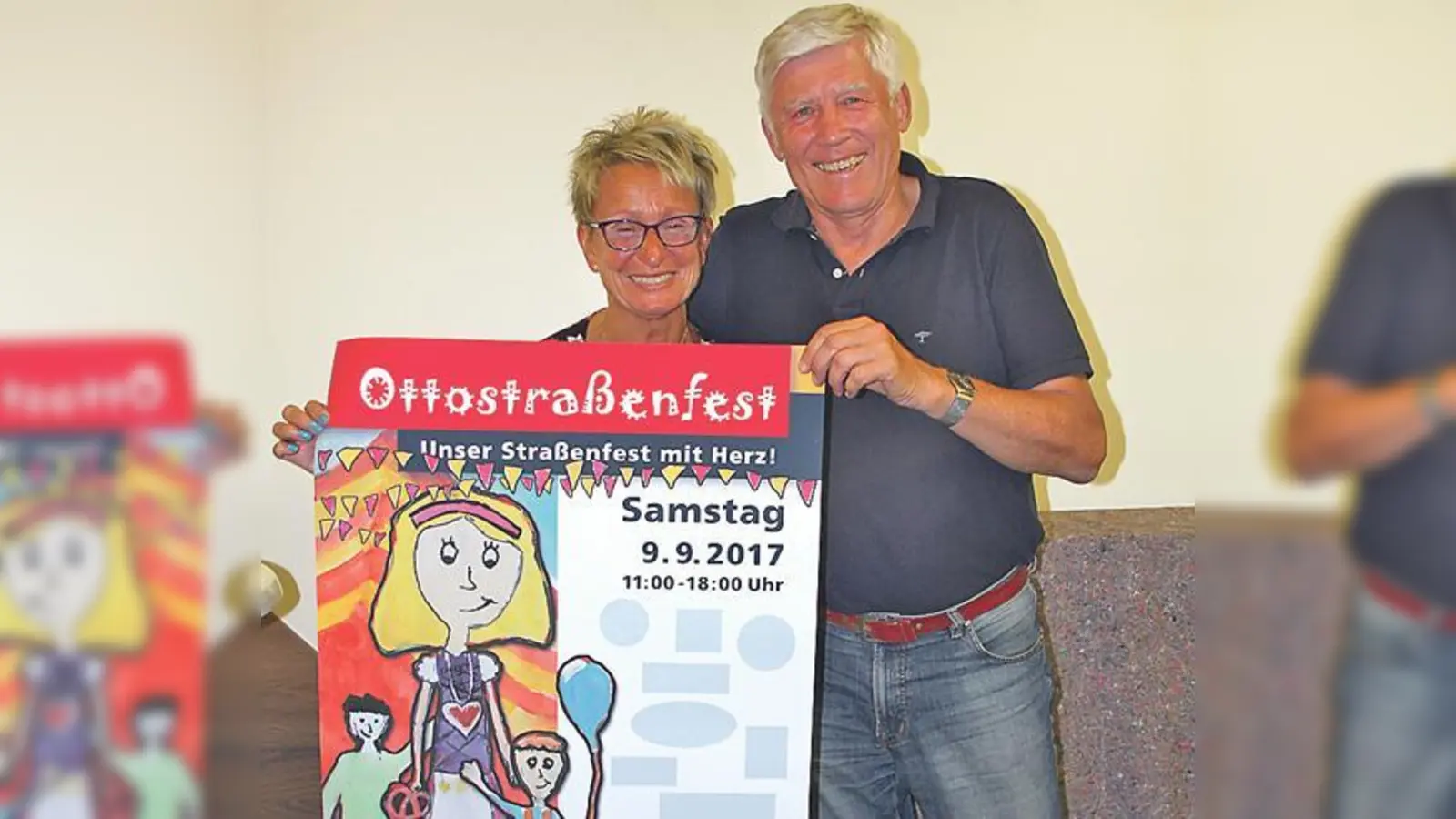 Susanne Vordermaier und Dr. Axel Keller präsentieren das Plakatmotiv, mit dem in den kommenden Wochen in ganz Ottobrunn für das Ottostraßenfest geworben wird.	 (Foto: kr)